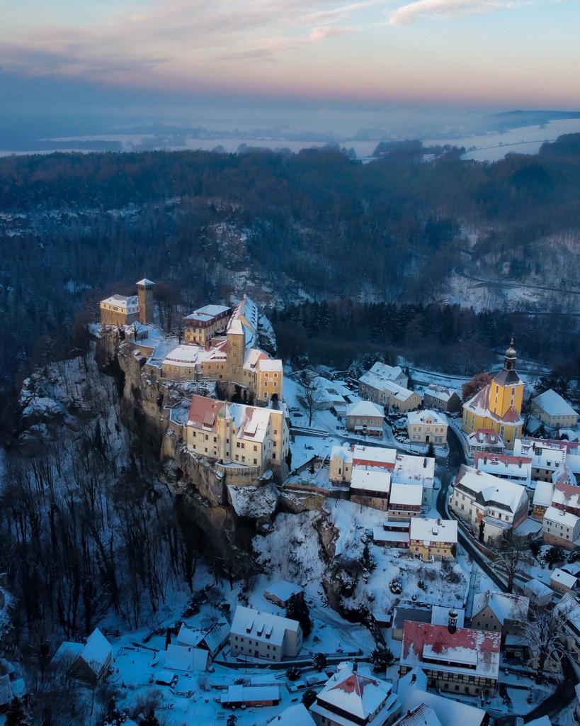 Winterblick auf die Burg Hohnstein und Hohnstein