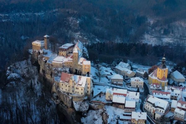 Winterblick auf die Burg Hohnstein und Hohnstein